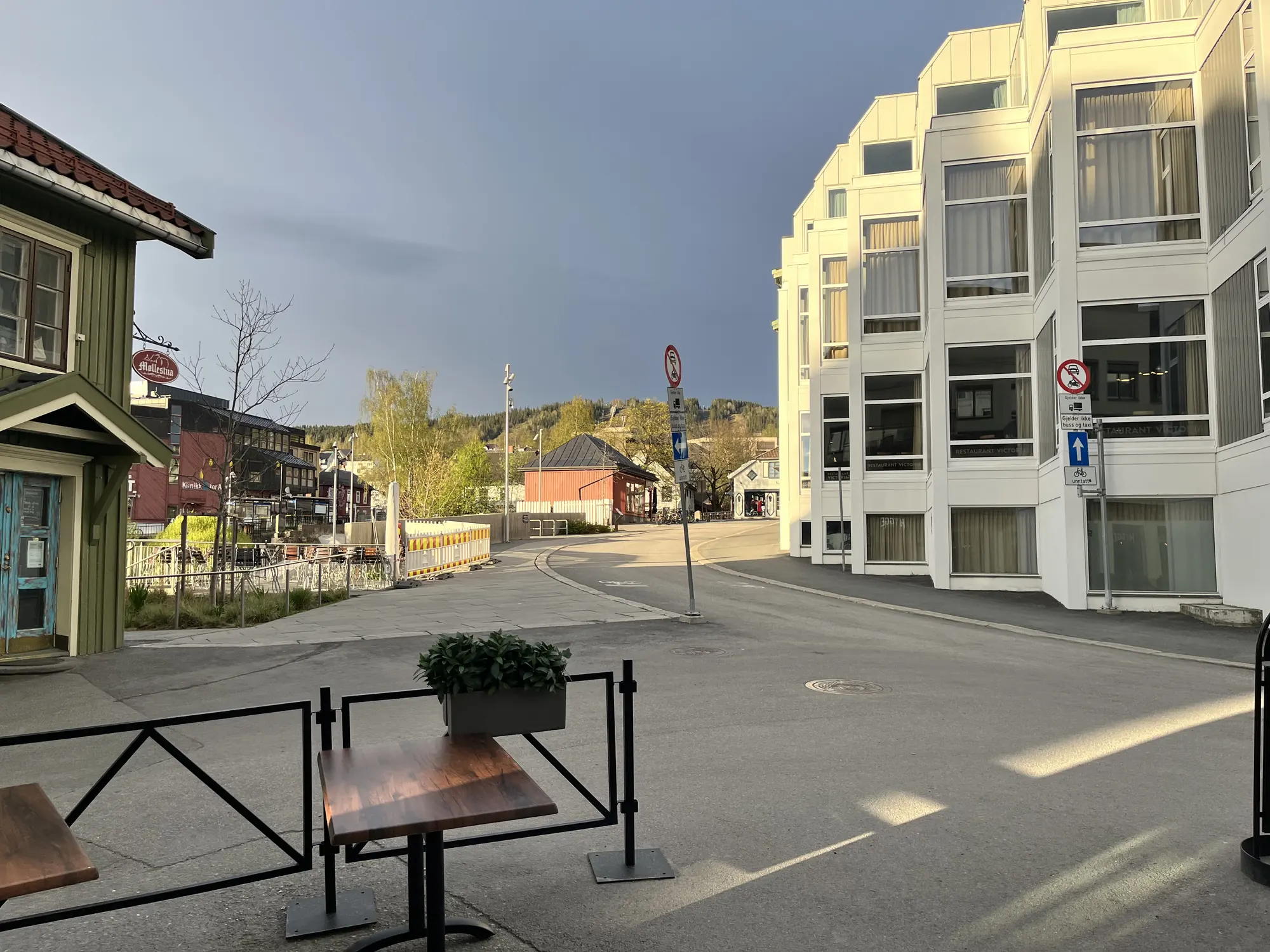 Lillehammer sentrum med Lysgårdsbakken i bakgrunnen