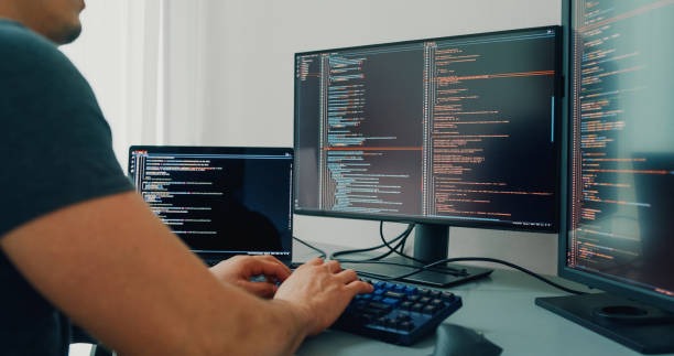 Webiser AS nettside og nettbutikk, 2 personer som ser på PC'en som viser koder for nettside