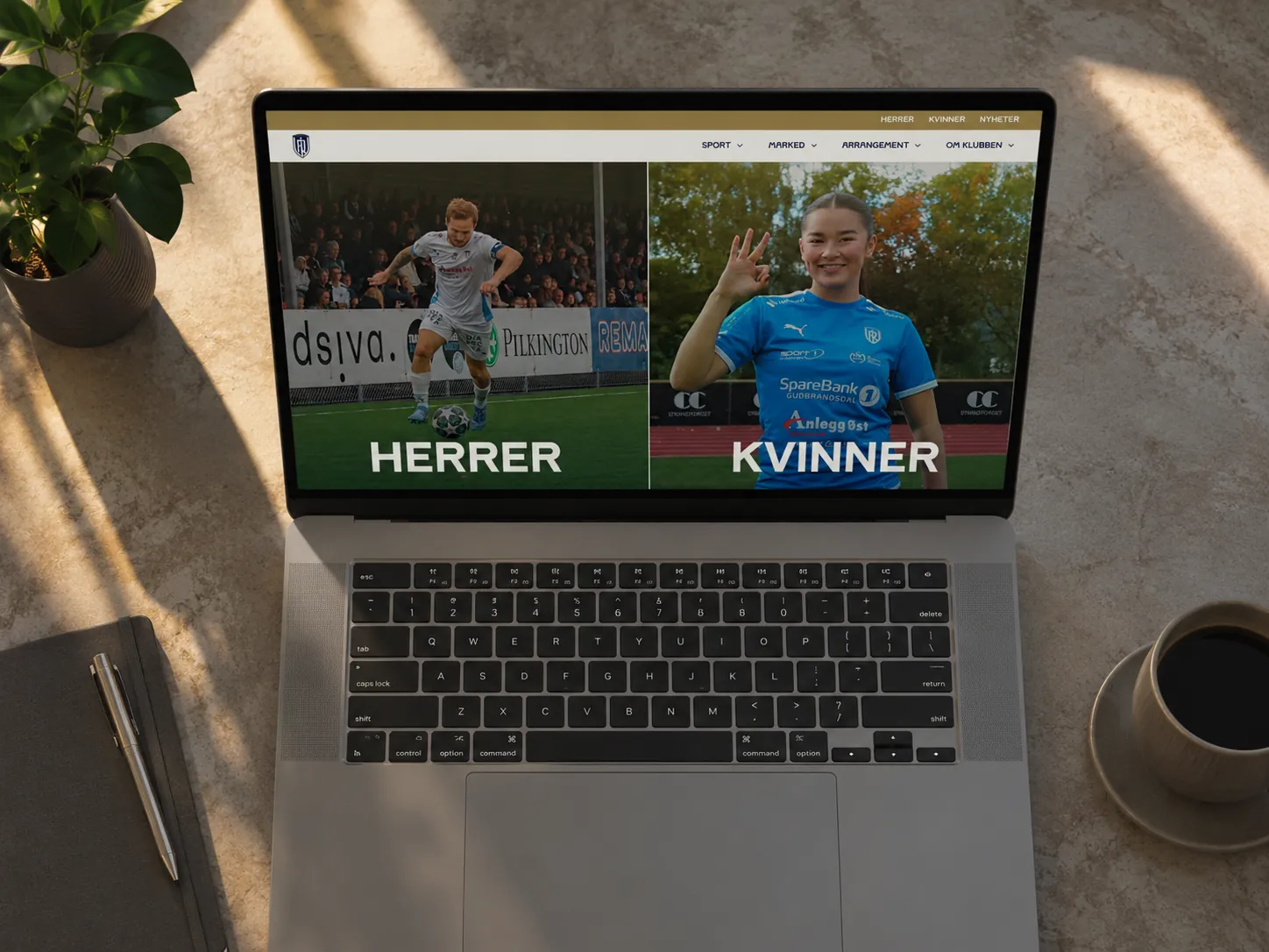 Nettside for en fotballklubb vist på en bærbar PC