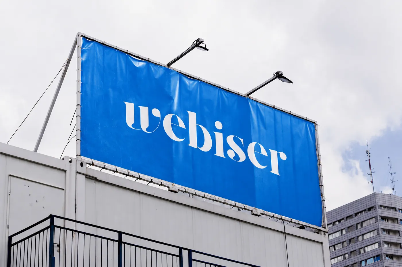 Webiser-reklame på en stor plakat